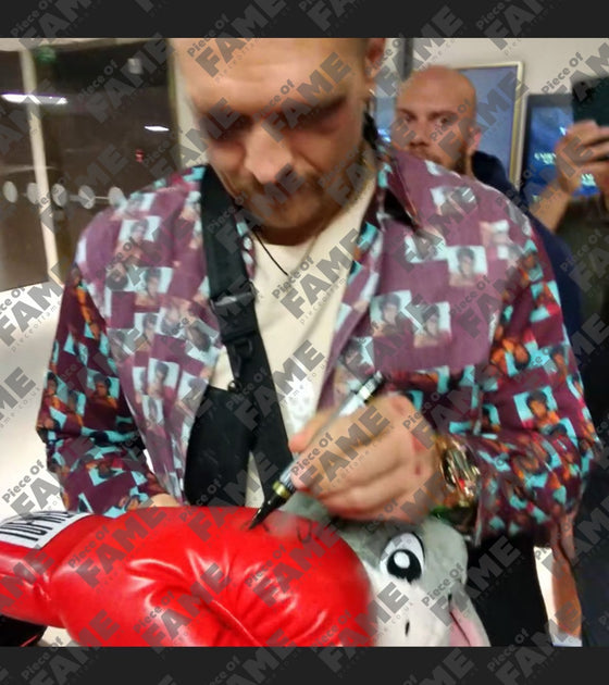 Oleksandr Usyk Signed Boxing Glove Exact Video Photo Proof Undisputed AFTAL COA