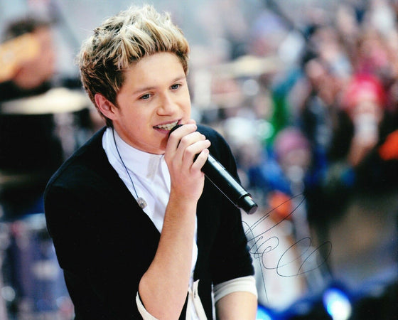 Niall Horan ONE DIRECTION *Signed* 10X8 Photo AFTAL COA (B)