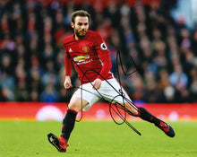  JUAN MATA SIGNED 10X8 PHOTO Manchester United F.C. AFTAL COA (C)