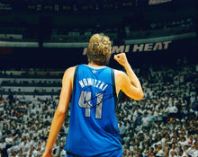  Dirk Nowitzki SIGNED 10X8 PHOTO Dallas Mavericks AFTAL COA (A)