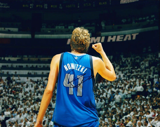 Dirk Nowitzki SIGNED 10X8 PHOTO Dallas Mavericks AFTAL COA (A)