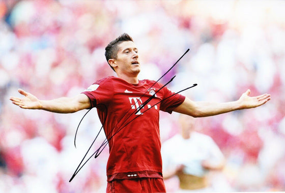 Robert Lewandowski SIGNED 12X8 PHOTO BAYERN MUNICH Autogramm AFTAL COA (9125)