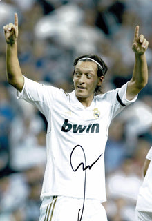  Mesut Ozil SIGNED 12X8 PHOTO Real Madrid F.C. AFTAL COA (1661)