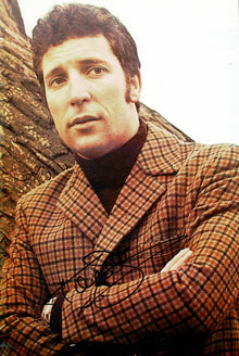  Tom Jones SIGNED 12X8 Photo Genuine Signature AFTAL COA (B)