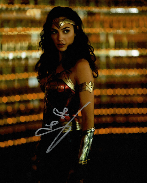 Gal Gadot Signed 10X8 Photo Wonder Woman Beckett Authentication Services BAS (F)